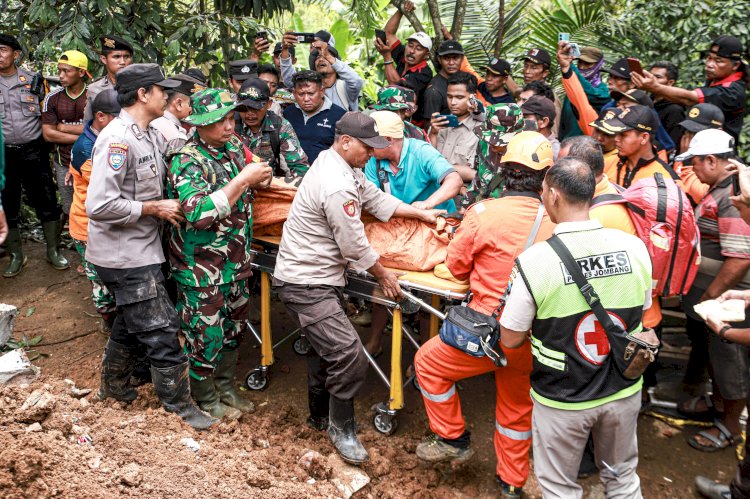 Polres Jombang Bersama TNI, Bantu Pencarian Korban Tanah Longsor